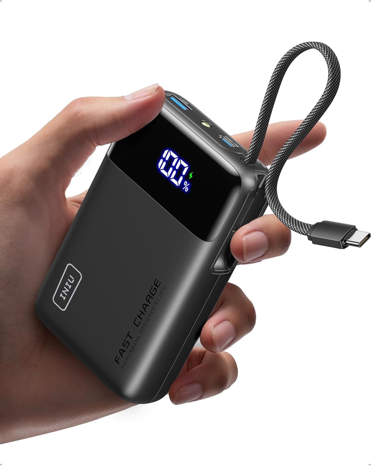 INIU P51L-E2 en main avec affichage numérique de batterie