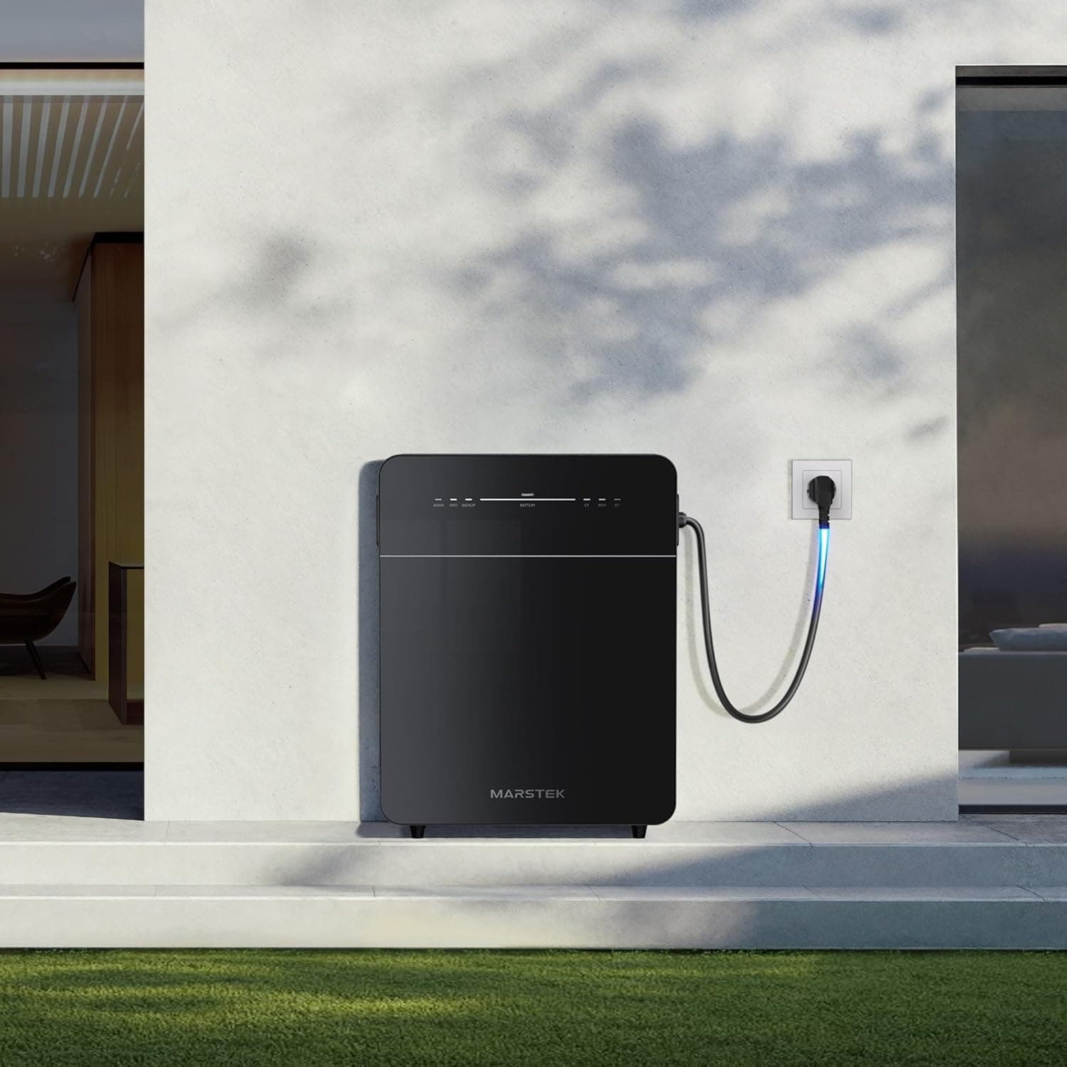Batterie domestique MARSTEK Venus E 3.0 installee a cote d'une prise murale